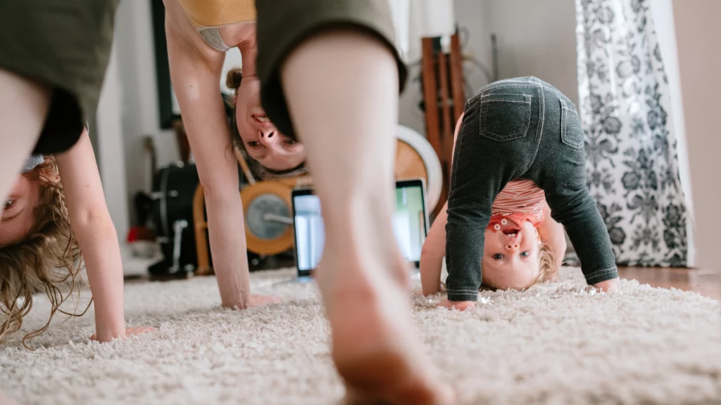 dr.consulta - mulheres fazendo exercícios em casa, acompanhadas de uma criança, atividades físicas e formas de se exercitar em casa, dia mundial da atividade física