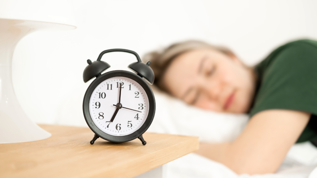 dr.consulta - mulher dorme enquanto relógio marca 7h; ciclo circadiano