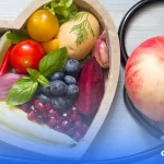 dr.consulta - A imagem apresenta um prato de madeira em forma de coração rodeado por um estetoscópio. Dentro do prato, há alimentos saudáveis para regular o colesterol, colesterol baixo, alimentação saudável