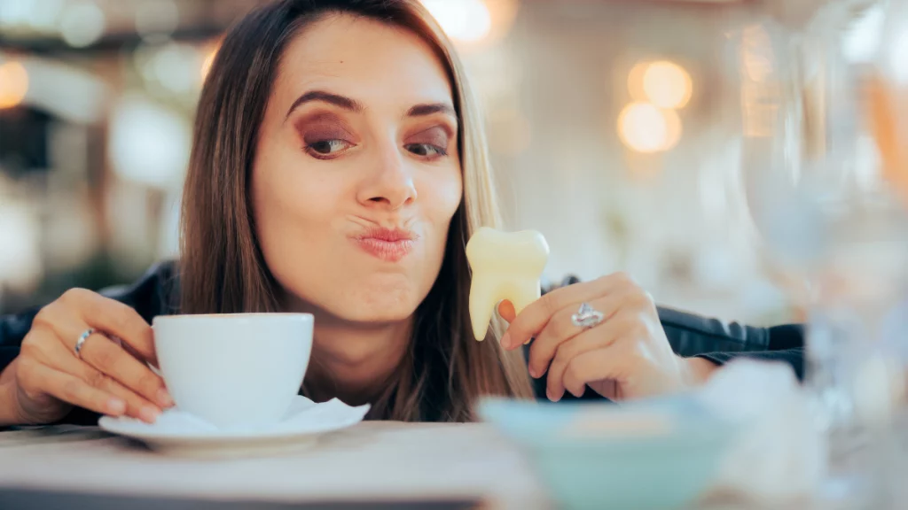 dr.consulta - mulher com uma xícara de café e um dente ilustrativo, pensando se deve ou não tomar café e como isso afeta a coloração dos dentes, dentes amarelos, como evitar dentes amarelados,