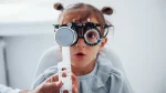 dr.consulta - Na imagem, criança em consulta com oftalmologista na infância