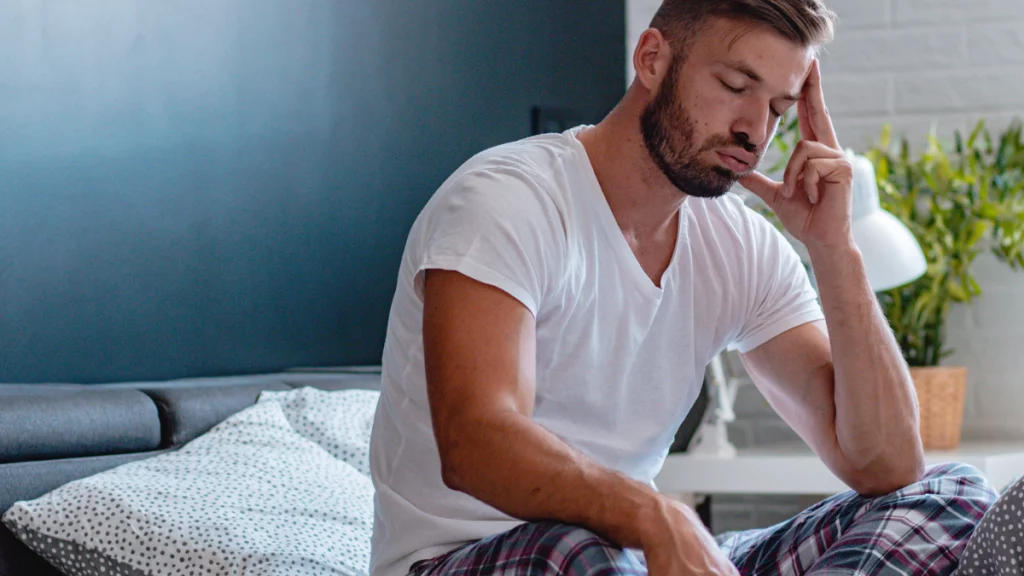 dr.consulta - homem sentado na beira da cama cansado, cuidados preventivos, noites mal dormidas, cansaço, cuidados e prevenção contra as olheiras