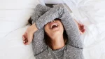 dr.consulta - Mulher deitada na cama sorrindo, ação que libera hormônios da felicidade como serotonina, dopamina, endorfina e oxitocina.