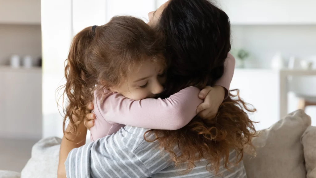 dr.consulta - mãe sendo abraçada pela filha, mãe atípica, momento de descontração com filho atípico, cuidados, autocuidado, rede de apoio