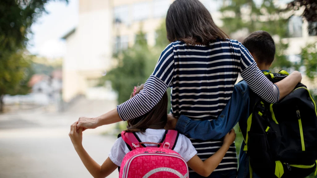 dr.consulta - mãe abraçando duas crianças em idade escolar, resolução de conflitos familiares e escolares com psicólogo infantil