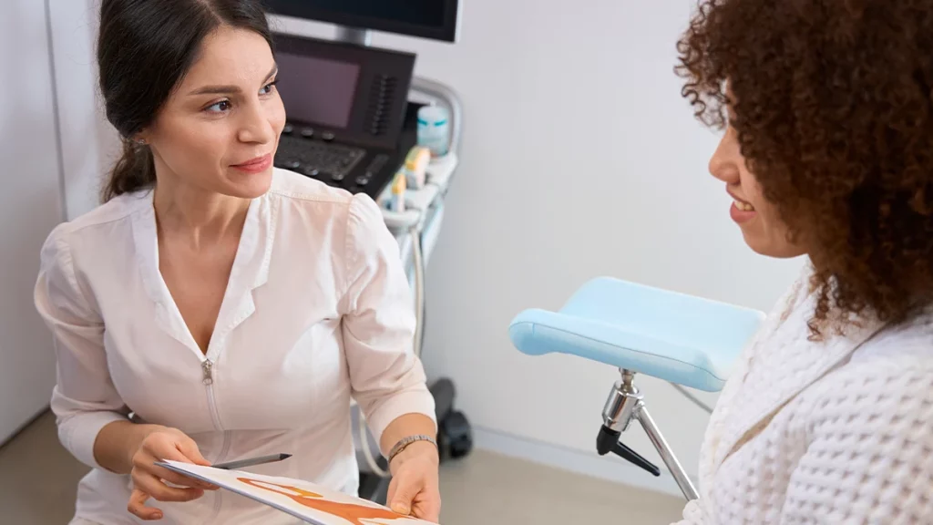 dr.consulta - médica, em consultório, explica para a paciente o que significa a cervicite