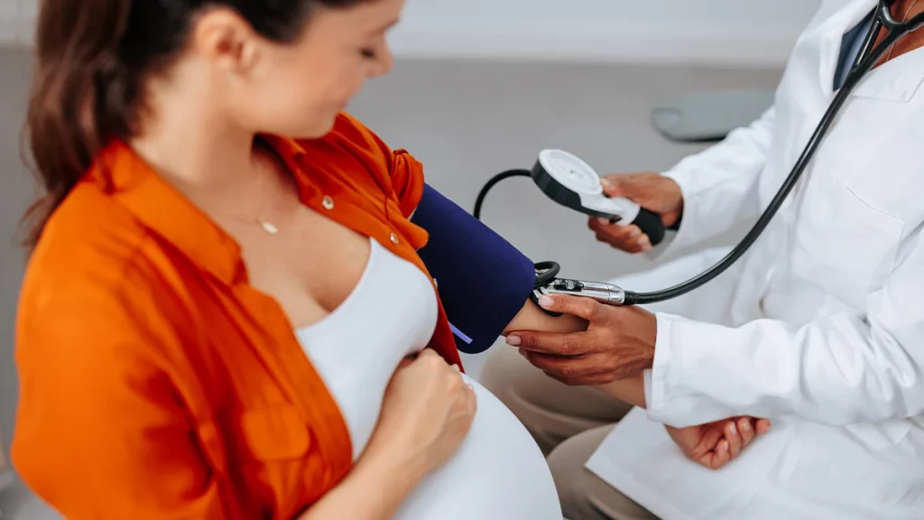 dr.consulta - médica monitora pressão arterial para identificar pré-eclâmpsia em gestante