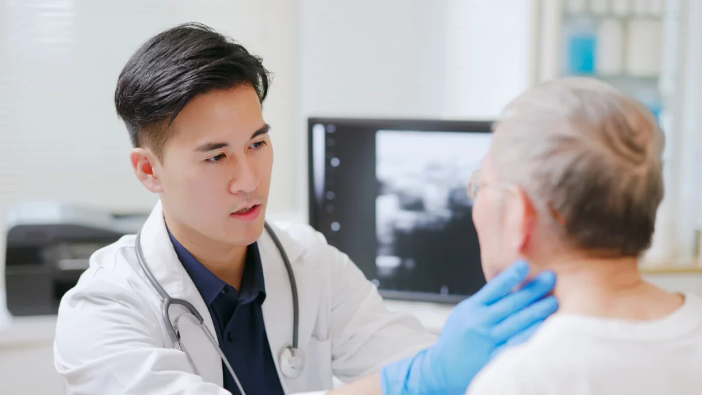 dr.consulta - médico examinando uma paciente que tem sintomas semelhantes ao câncer de cabeça e pescoço, como dor ao engolir