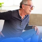 dr.consulta - homem sentado em um sofá com as mãos na região dos rins com dores, dor nos rins, dores nos rins, prevenção, exames preventivos