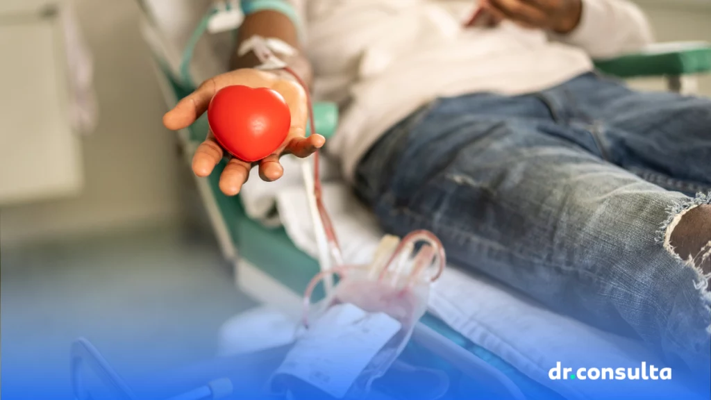 dr.consulta - homem está doando sangue — uma das formas de saber o tipo sanguíneo