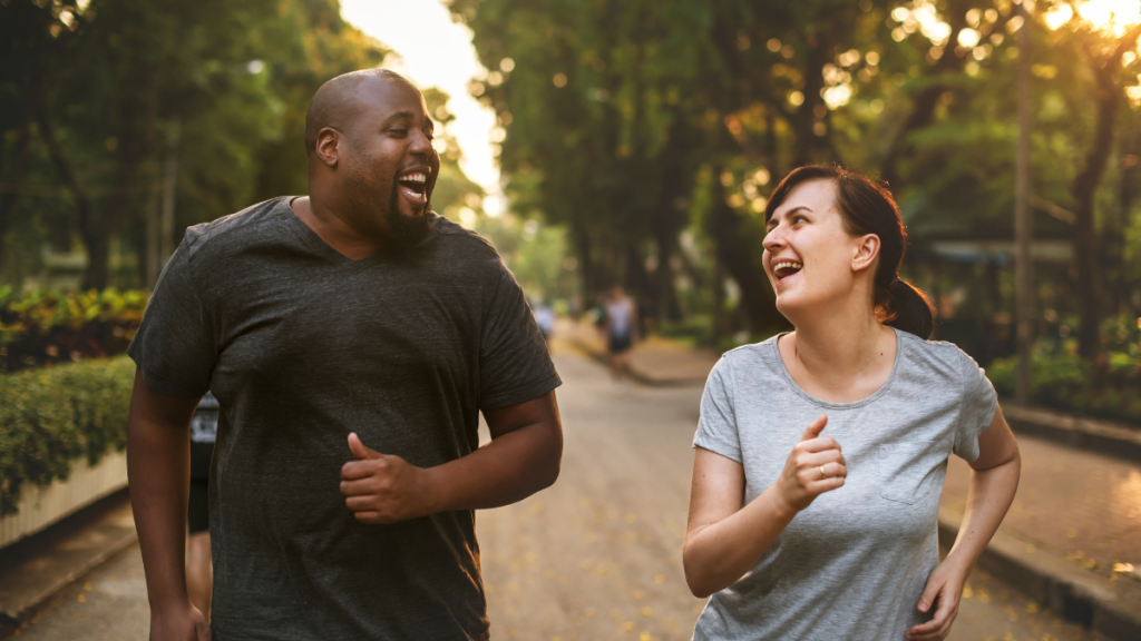 dr.consulta - homem negro e mulher branca correndo no parque sorrindo, fazendo exercícios e atividades físicas, perda de peso, emagrecimento saudável, emagrecer com saúde, perda de peso, dietas