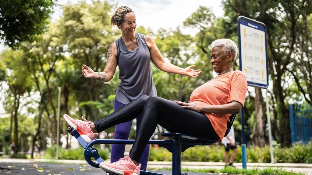 dr.consulta - mulheres fazendo exercícios no parque, ao ar livre, metabolismo, saúde em dia, dicas para melhorar o metabolismo