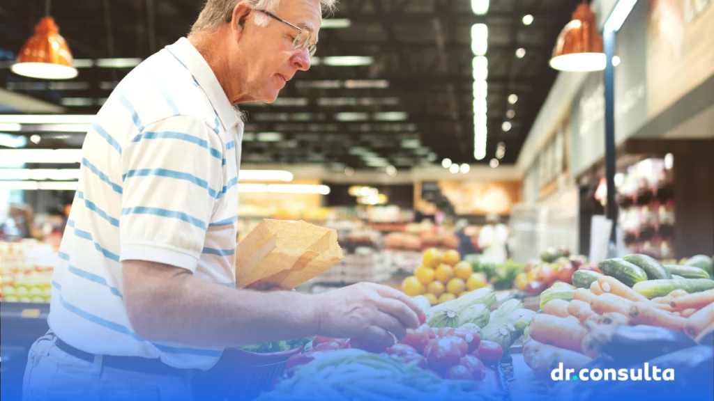 dr.consulta - homem de terceira idade escolhendo legumes no supermercado, vitaminas para idosos, vitaminas essenciais no cardápio, cardápio balanceado, alimentação saudável na terceira idade