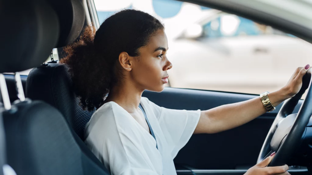 dr.consulta - mulher dirigindo o carro concentrada, atenção, como melhorar a concentração