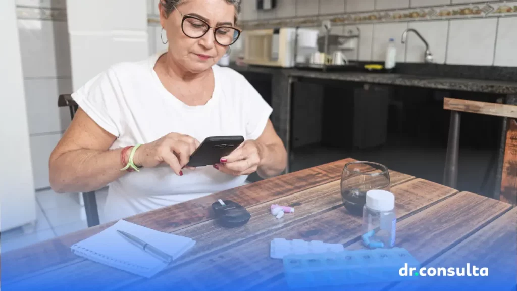 dr.consulta - mulher sentada em frente a uma mesa onde se vê medicamentos e outros aparelhos de medicação da diabetes, cuidados com a hipoglicemia