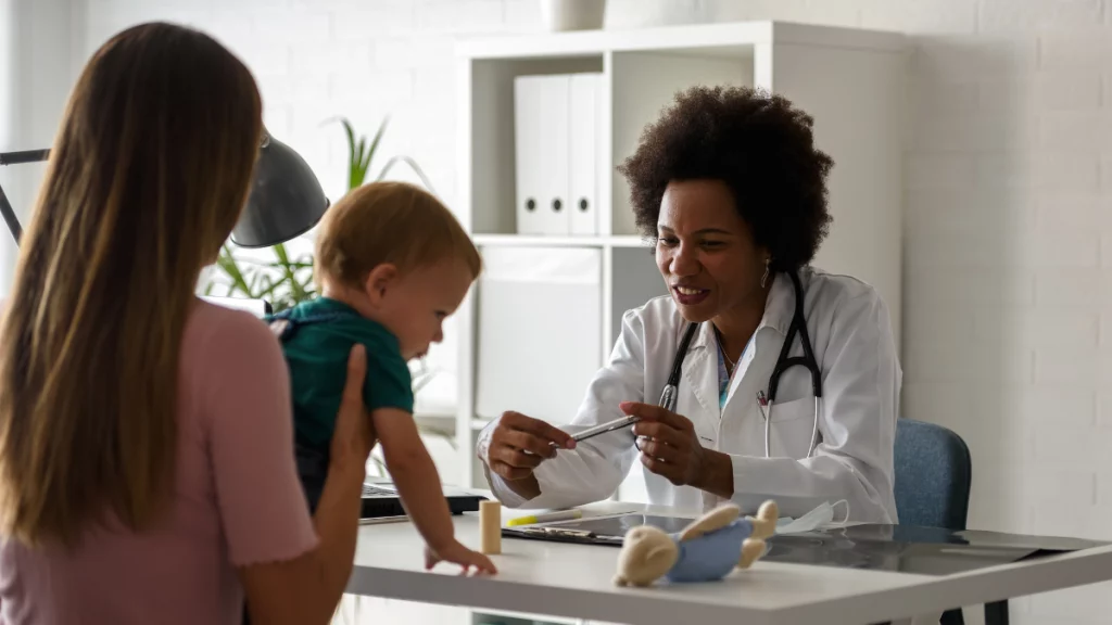 dr.consulta - imagem mostra mãe com criança de colo em consulta com pediatra