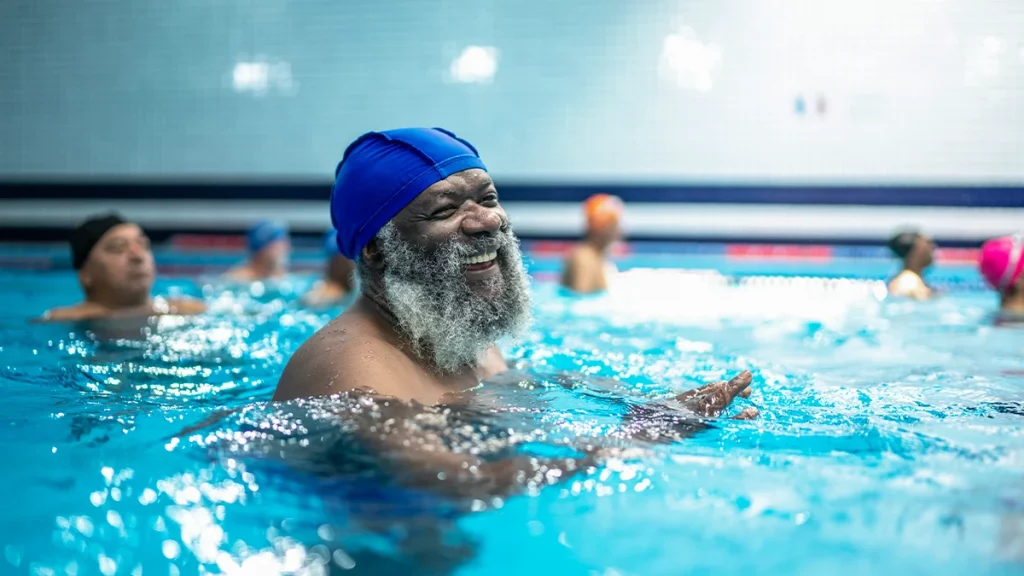 dr.consulta - Homem idoso sorrindo na aula de natação