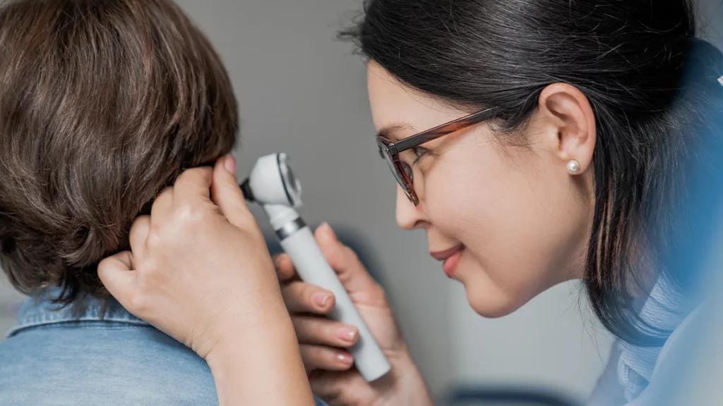 dr.consulta - médica otorrinolaringologista examinando menina com secreção no ouvido
