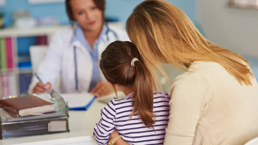 dr.consulta - mãe leva criança ao médico para entender porque ela ainda faz xixi na cama