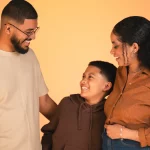 dr.consulta - linhas de cuidado, cuidados com a saúde da família e individual, homem, mulher e menino abraçados sorrindo