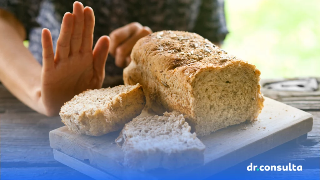 dr.consulta - pessoa com doença celíaca está afastando um pão que está na sua frente