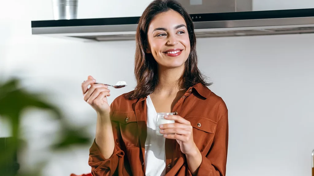 dr.consulta - Mulher jovem ingerindo alimento rico em cálcio 