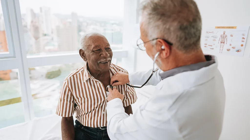 dr.consulta - cardiologista ausculta coração de homem idoso durante consulta