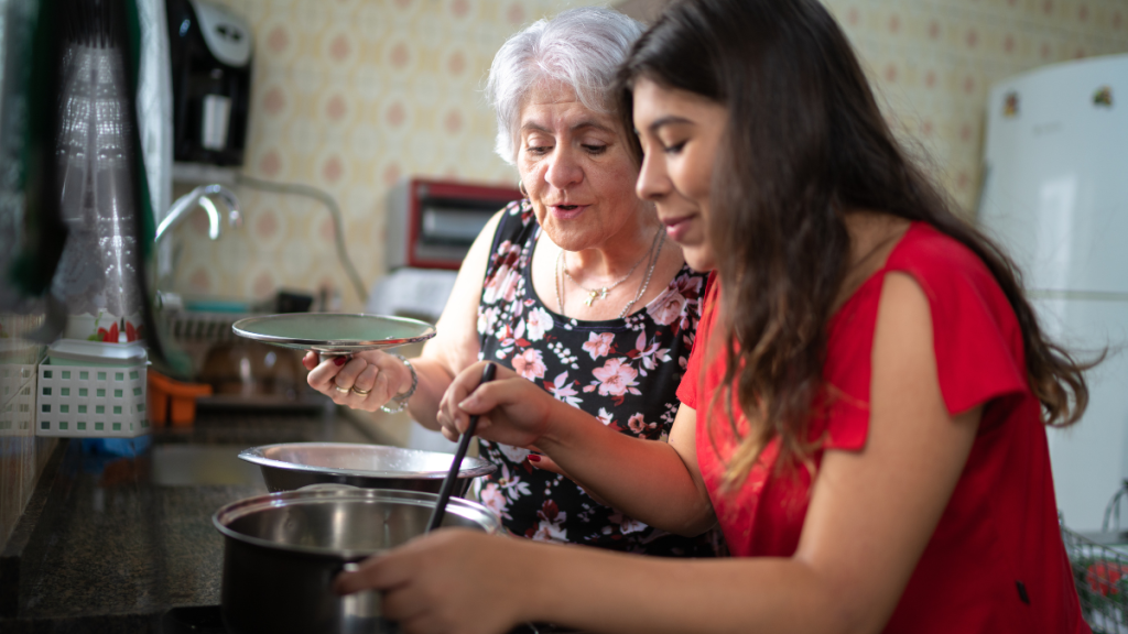 dr.consulta - mulher mais jovem e uma senhora cozinhando, preparando alimentos ricos em proteína, refeições em família, nutrição