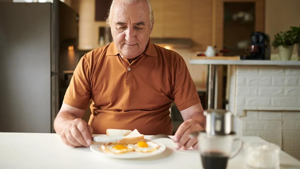 dr.consulta - homem de terceira idade consumindo ovos no café da manhã, benefícios de comer ovos todos os dias