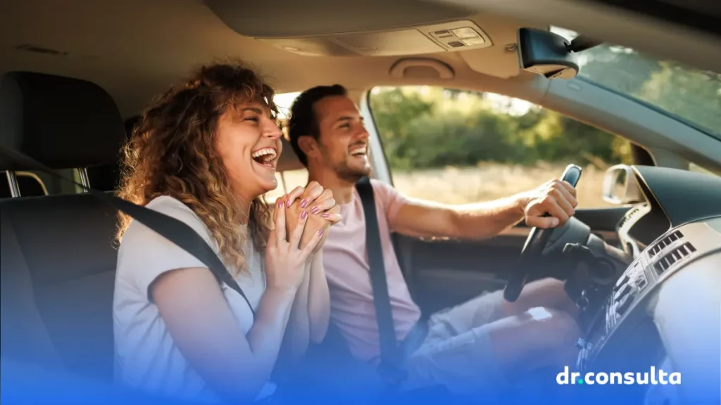 dr.consulta - homem e mulher sorrindo, felizes, dentro de um carro. Níveis de endorfina e relação com a felicidade