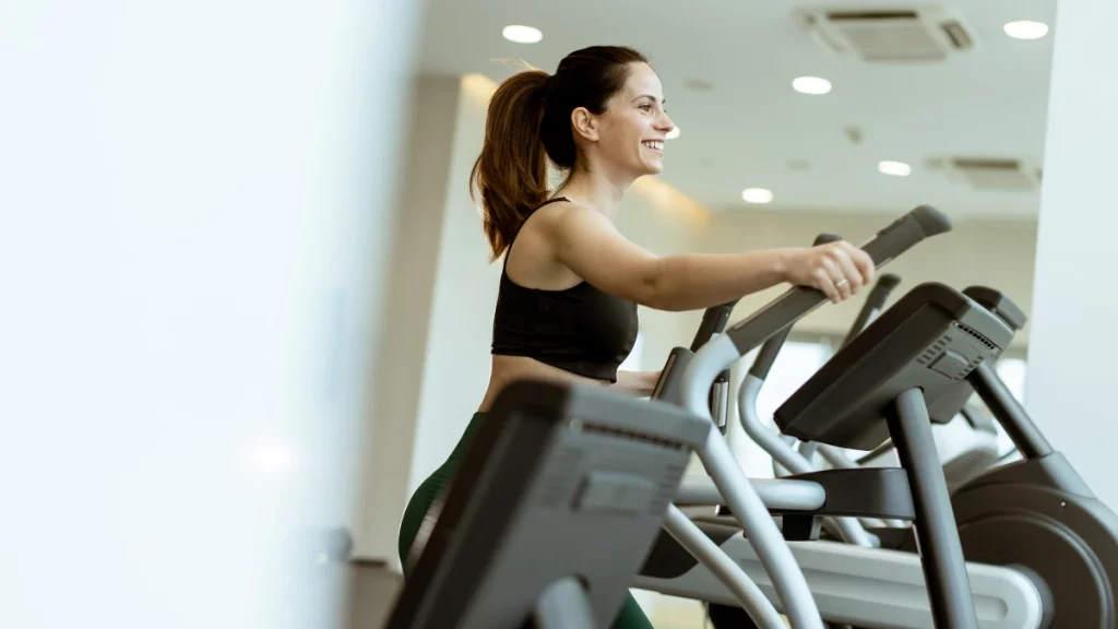 dr.consulta - Mulher fazendo exercício em aparelho de ginástica, uma das formas de se produzir endorfina.