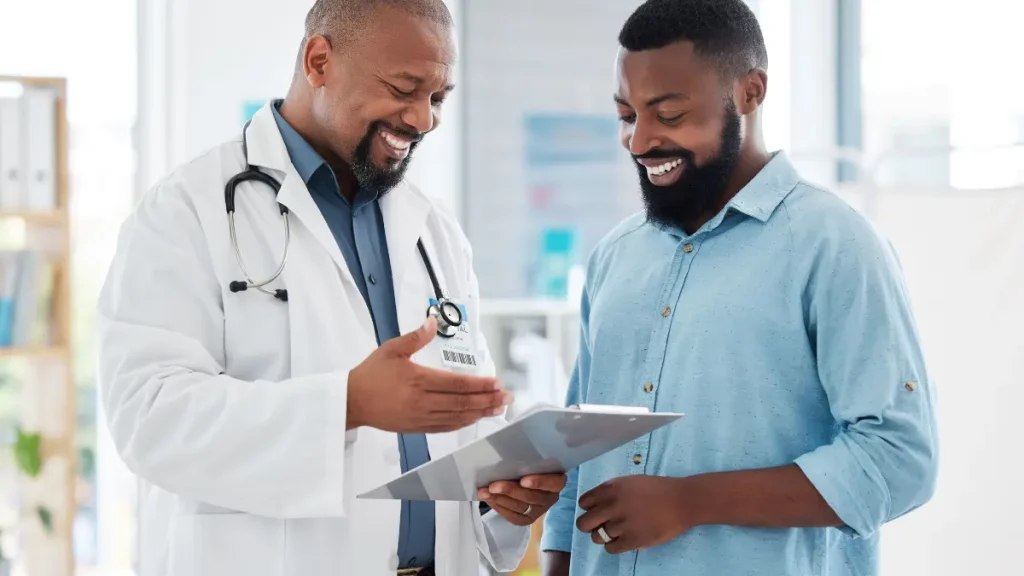 dr.consulta - homem sendo orientado por um profissional de saúde em um consultório médico sobre a peniscopia, exame preventivo, cuidados com a saúdae masculina