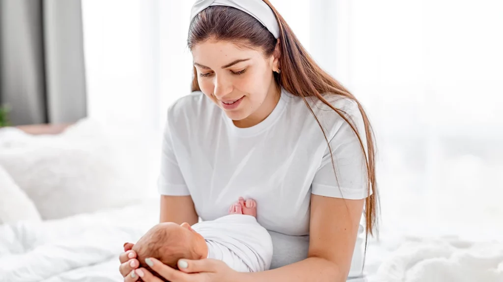 dr.consulta - mulher com bebê recém-nascidos nos braços com sinais de icterícia, cuidados médicos com pediatra