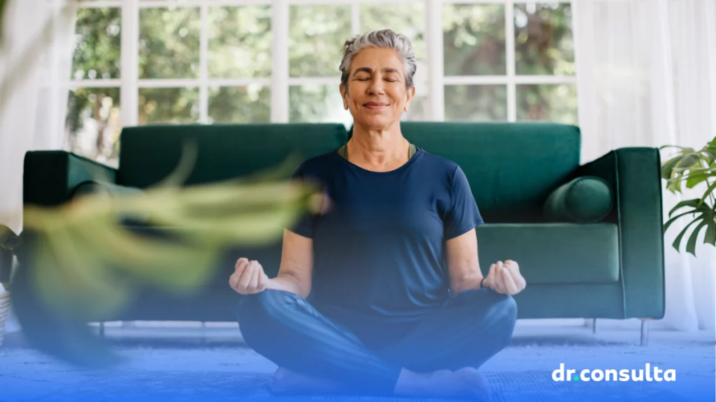 dr.consulta - mulher meditando na sala, uma das recomendações para alcançar o bem-estar