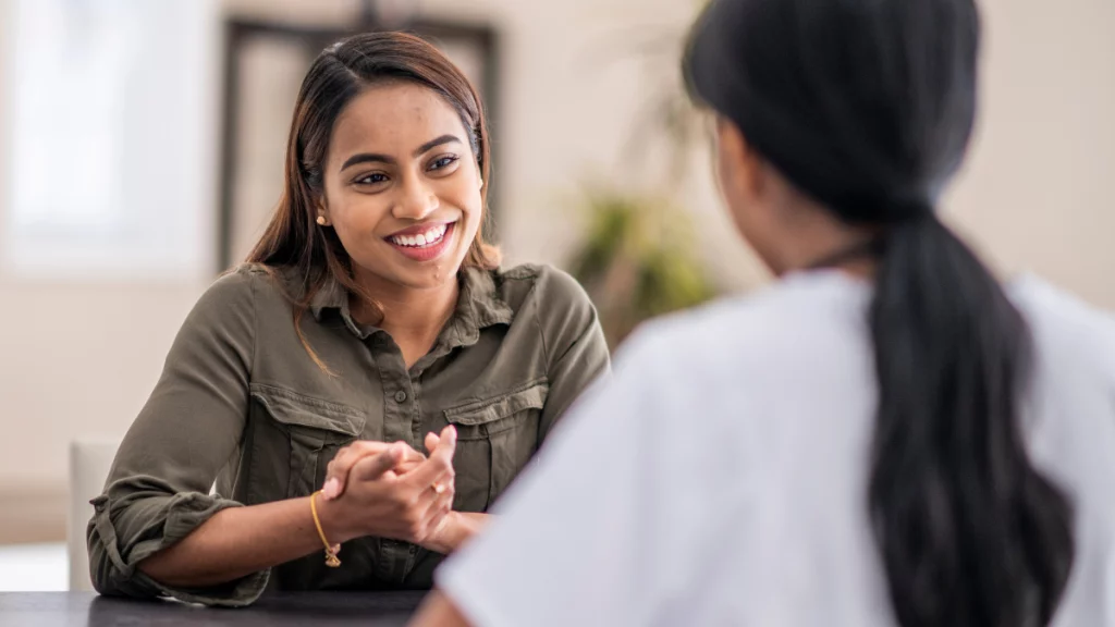 dr.consulta - mulher no consultório médico após check-up, uma das recomendações para bem-estar