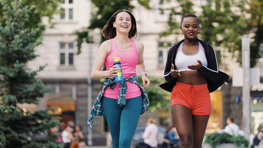 dr.consulta - duas mulheres correndo ao ar livre, praticando exercícios físicos para o bem-estar e saúde