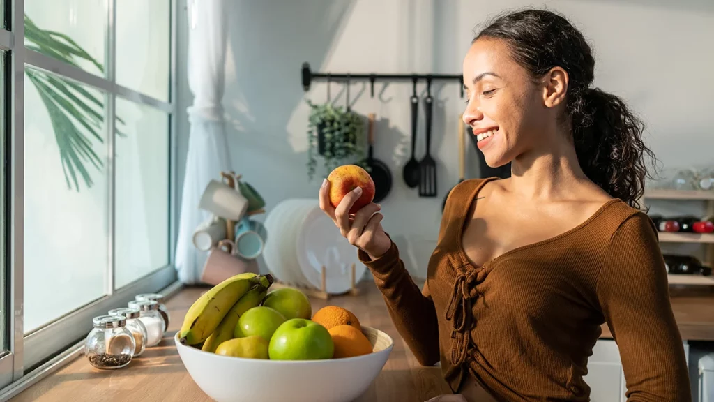 dr.consulta - mulher comendo frutas, alimentação saudável, prevenção contra o edema pulmonar