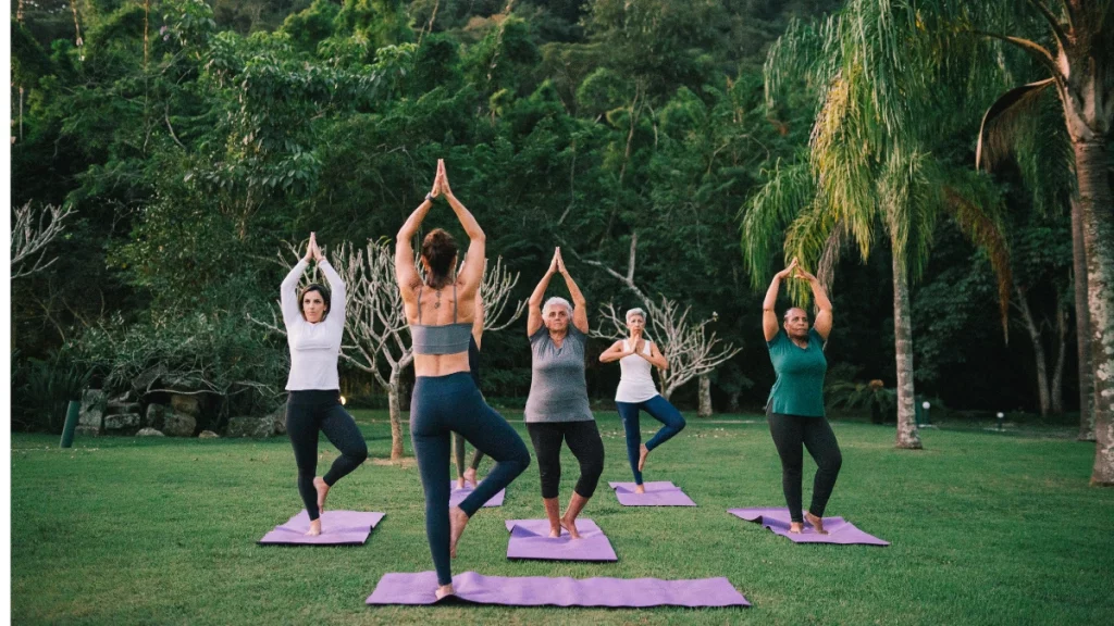 dr.consulta - Grupo de mulheres diversas fazendo yoga para prevenir o câncer de mama.