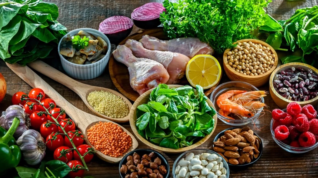 dr.consulta - ;seleção de alimentos que ajudam a prevenir o câncer de mama. Entre eles, espinafre, alface, tomate, frango, laranja, sementes, entre outros.