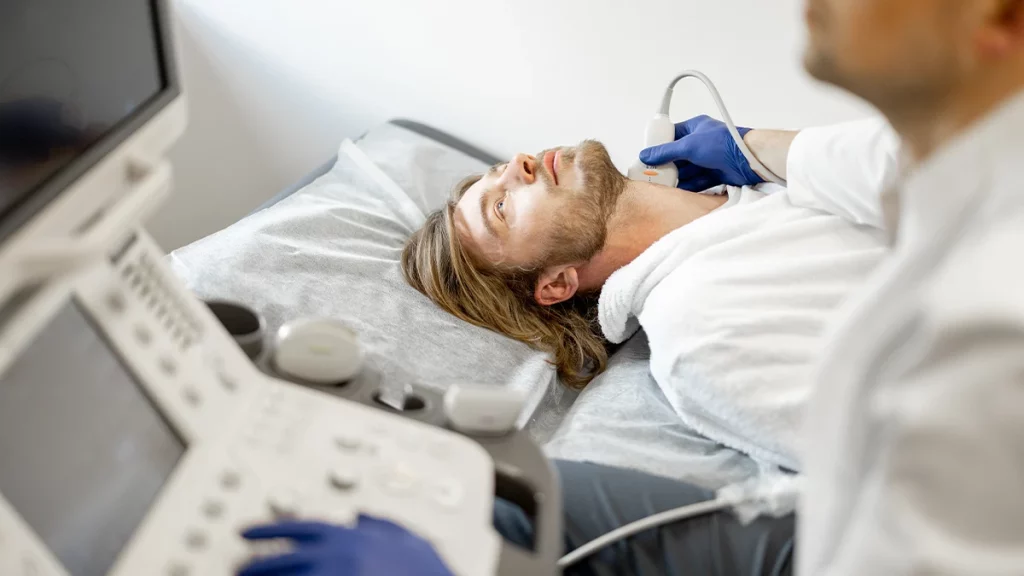 dr.consulta - homem fazendo ultrassom com doppler em ambiente clínico, exame preventivo