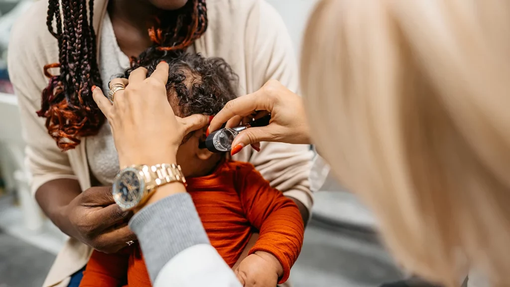 dr.consulta - bebê no colo da mãe sendo examinada por uma médica, exame de ouvido, exame para dor de ouvido em bebês, otite