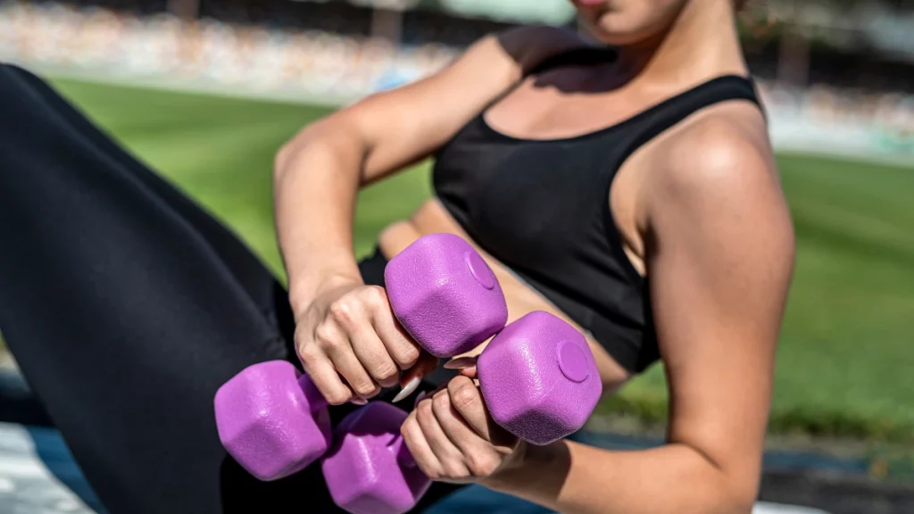 dr.consulta - alimentos para ganhar massa muscular, mulher jovem se exercitando