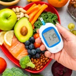dr.consulta - medidor de glicose em frente a alimentos saudáveis.