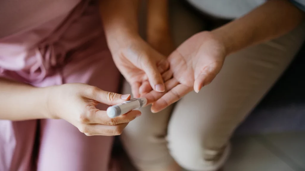 dr.consulta - mulher fazendo a medição de glicose, tratamento diabetes tipo 1