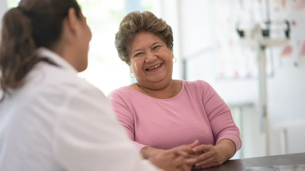 dr.consulta - mulher sorrindo em consultório médico fazendo exames para diabetes, prevenção