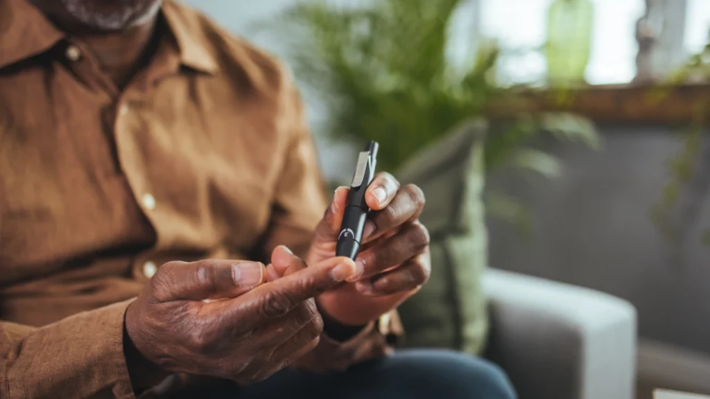 dr.consulta - homem medindo a diabetes, exames para diabetes, prevenção