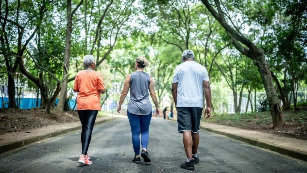 dr.consulta - pessoas caminhando no parque, fazendo caminhada como um dos exercícios para emagrecer