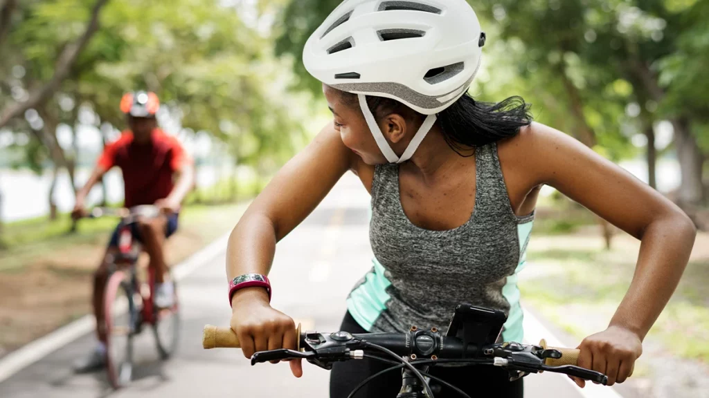 dr.consulta - mulher e homem andando de bicicleta no parque, fazendo exercícios, exercícios para emagrecer