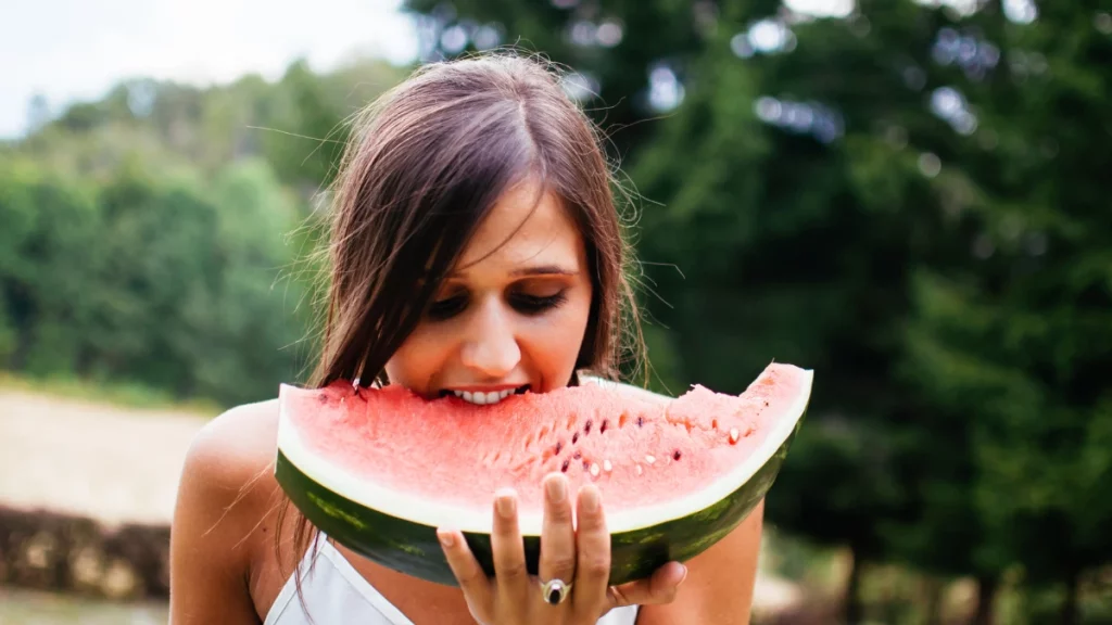 dr.consulta - menina jovem comendo uma fatia de melancia, frutas para diabéticos