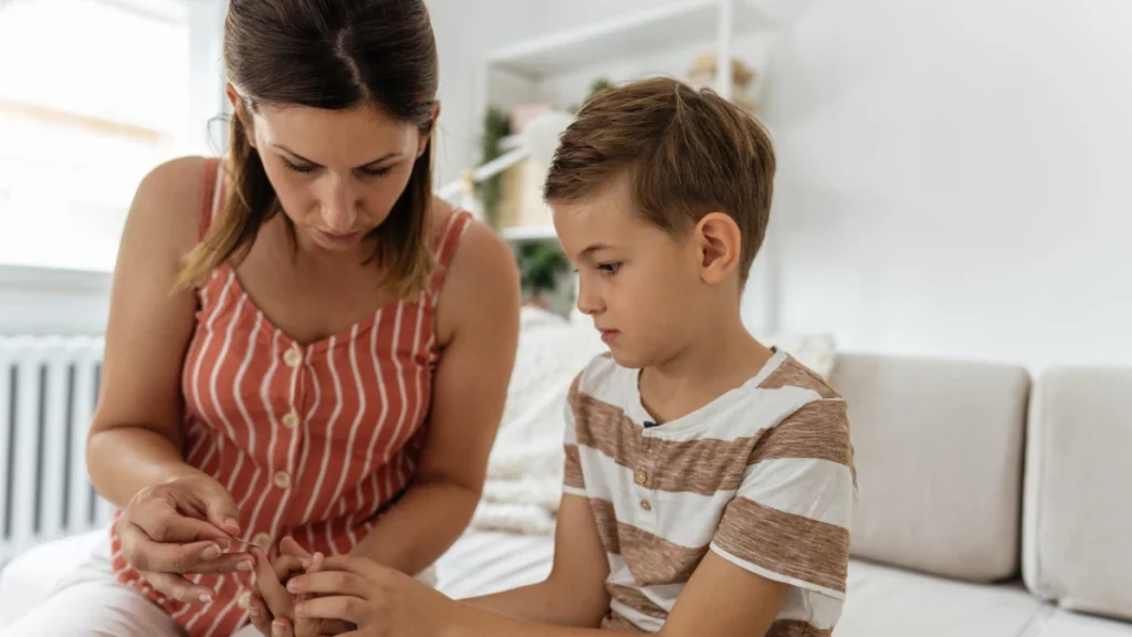 dr.consulta - mãe e filho pequeno medindo a glicemia, hipoglicemia em diabéticos